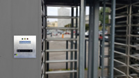 RFID-Zutrittsleser Motoreinzugsleser in Wand neben Drehsperre