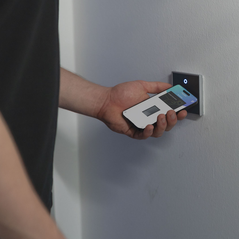 Zutrittskontrolle mit Smartphone an INTUS 620