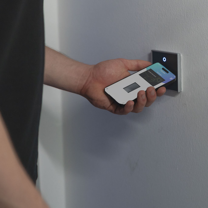 Zutrittskontrolle mit Smartphone an INTUS 620