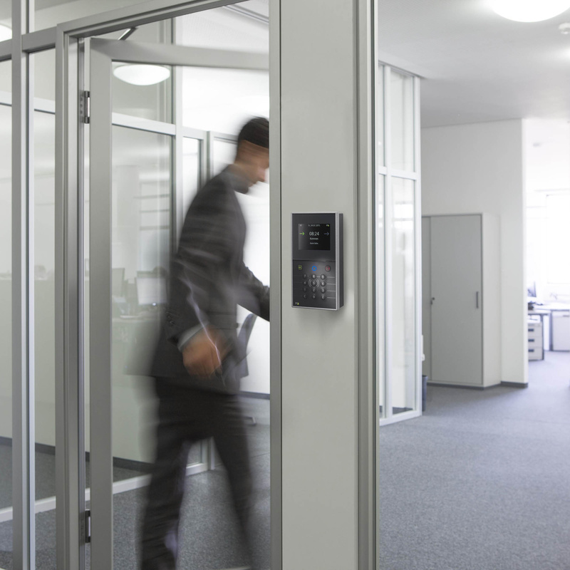 Kompaktes Zeiterfassungsterminal für RFID-Ausweise für moderne Mitarbeiter-Gleitzeitsysteme.