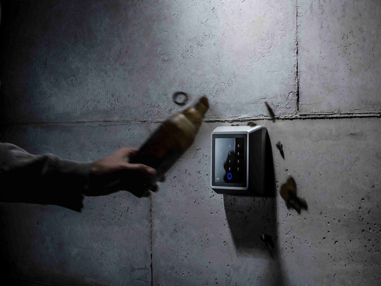 Schlag mit Flasche auf Zutrittsleser INTUS 700steel an Wand montiert