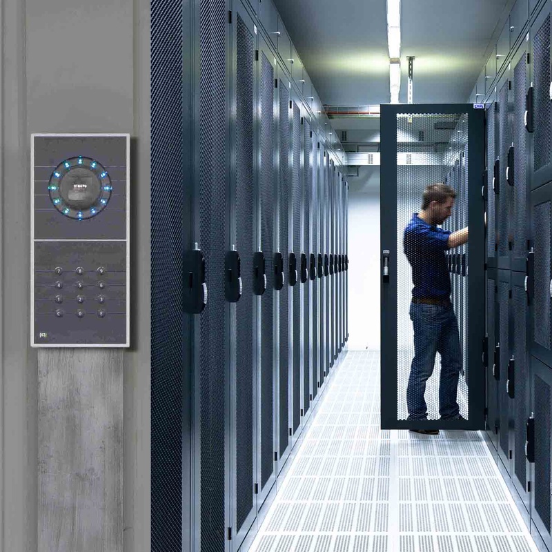 INTUS 1600PS Handvenenscanner am Eingang zu einem Rechenzentrum
