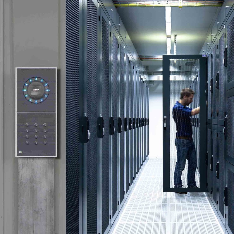 INTUS 1600PS Handvenenscanner am Eingang zu einem Rechenzentrum