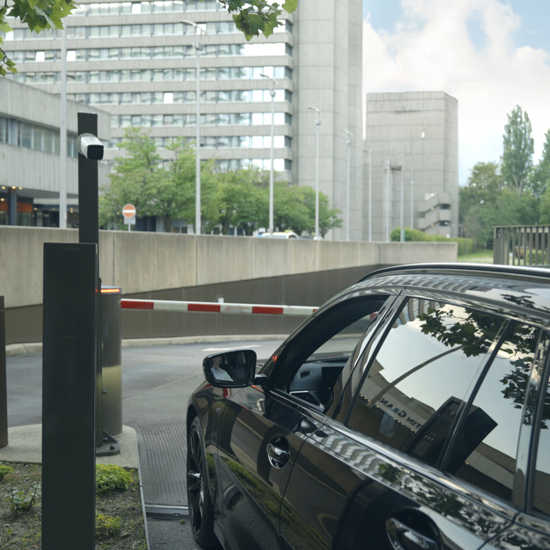 Fahrzeug vor Schranke mit Kamera
