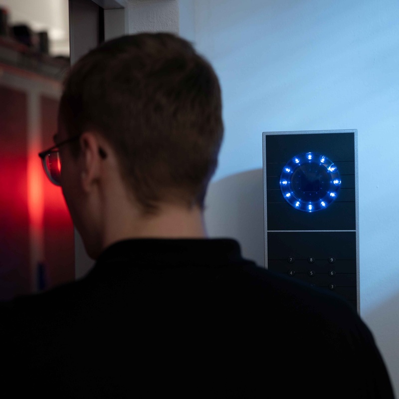 Person geht an NTUS 1600PS vorbei