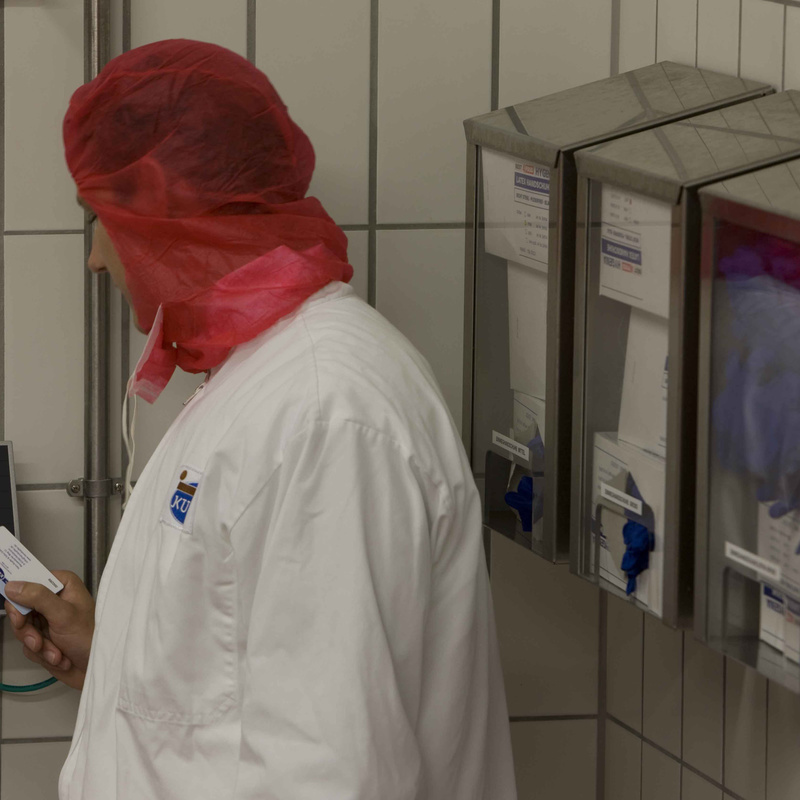 Das spritzwassergeschützte Terminal INTUS 5320 lässt sich auch in schwierigen Umgebungsbedingungen für Zeiterfassung, Projektzeiten oder BDE nutzen.