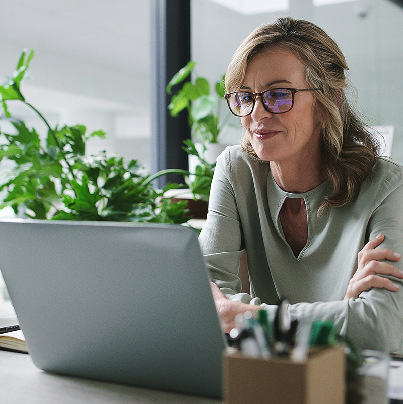 Zeiterfassung Software Frau sitzt vor Laptop