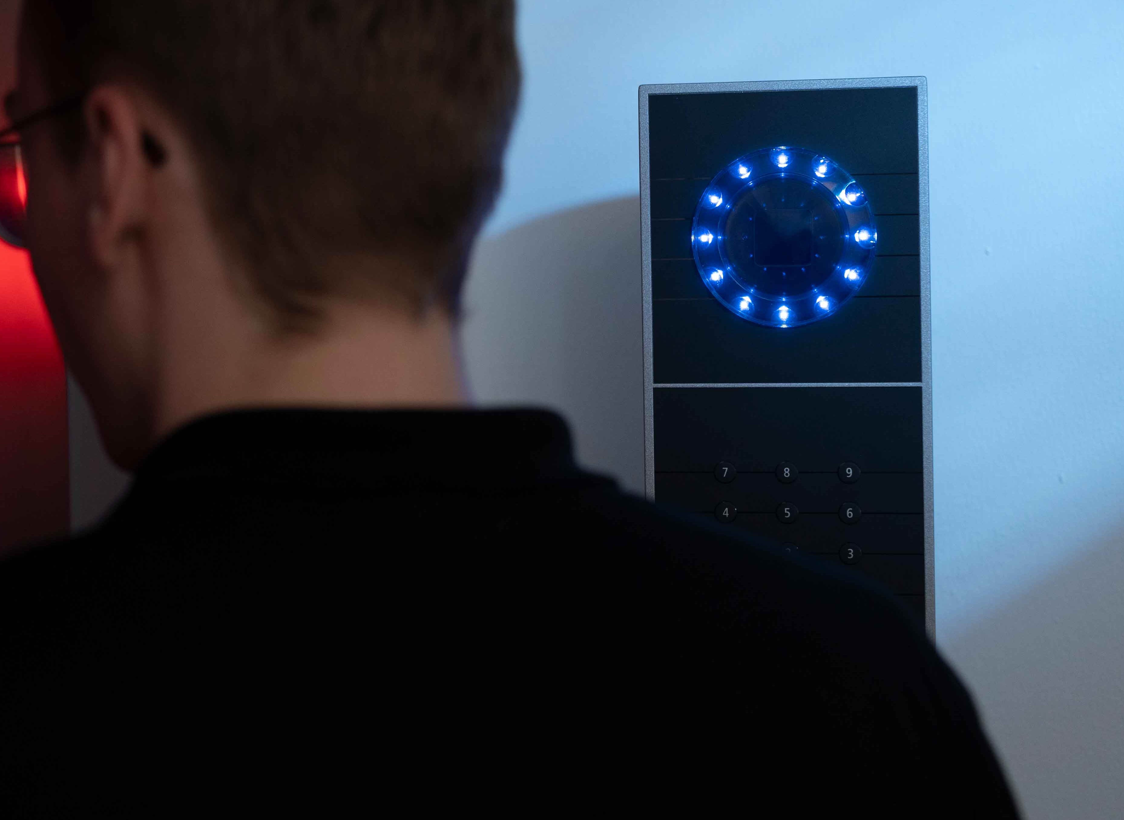 PCS Zertifizierung ISO 27001 - Person vor INTUS 1600PS