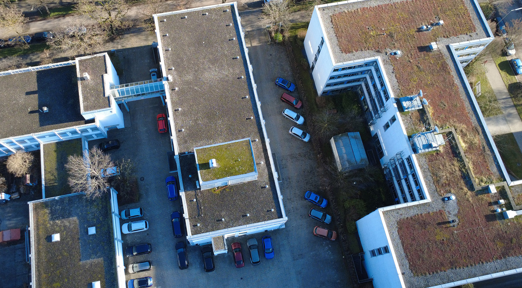 Lösungen für Gebäudesicherheit und Zeiterfassung - Gebäudekomplex aus der Luft