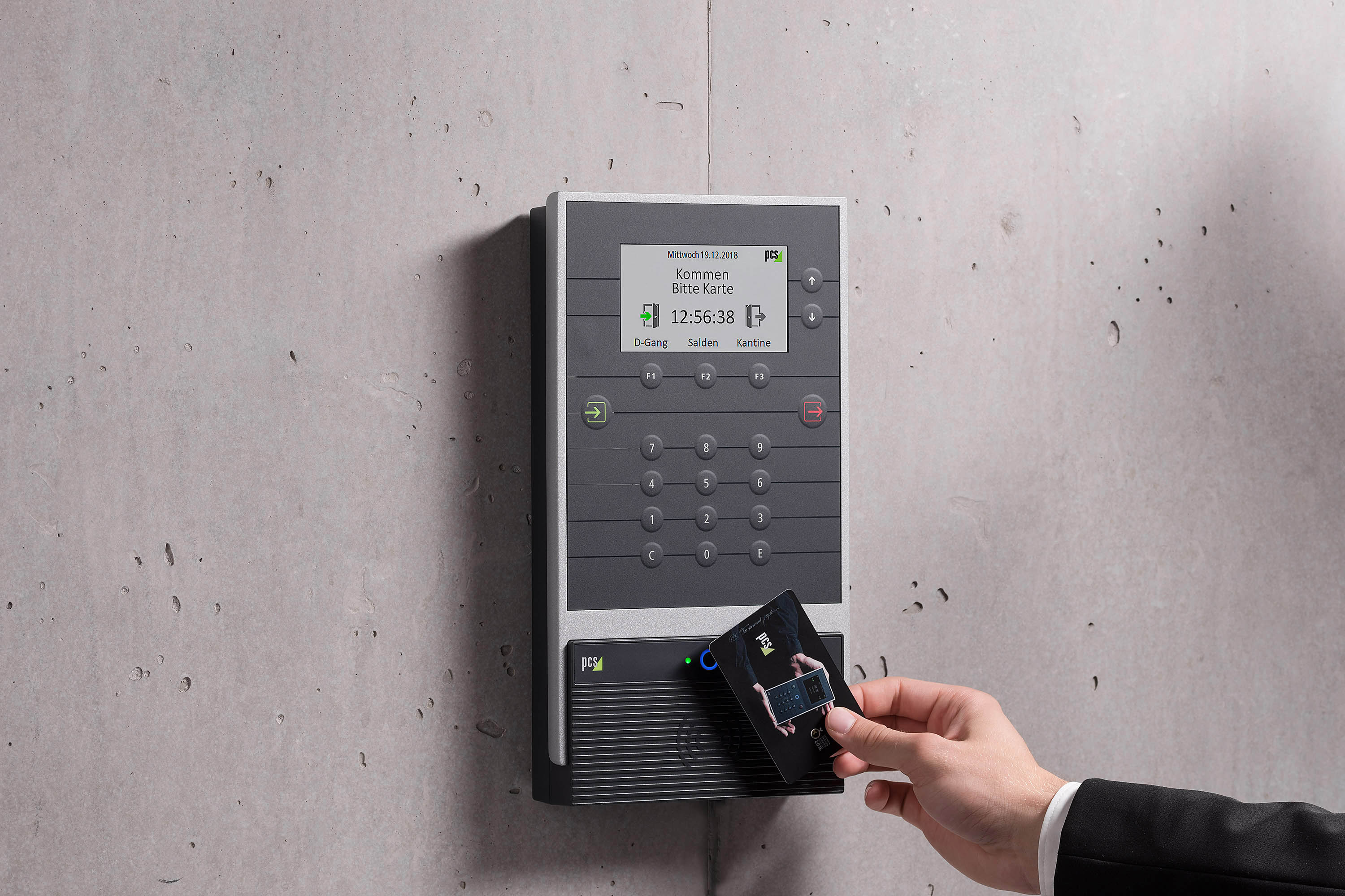 Hand mit RFID-Karte bucht am INTUS 5540 Zeiterfassungsterminal die Arbeitszeit.