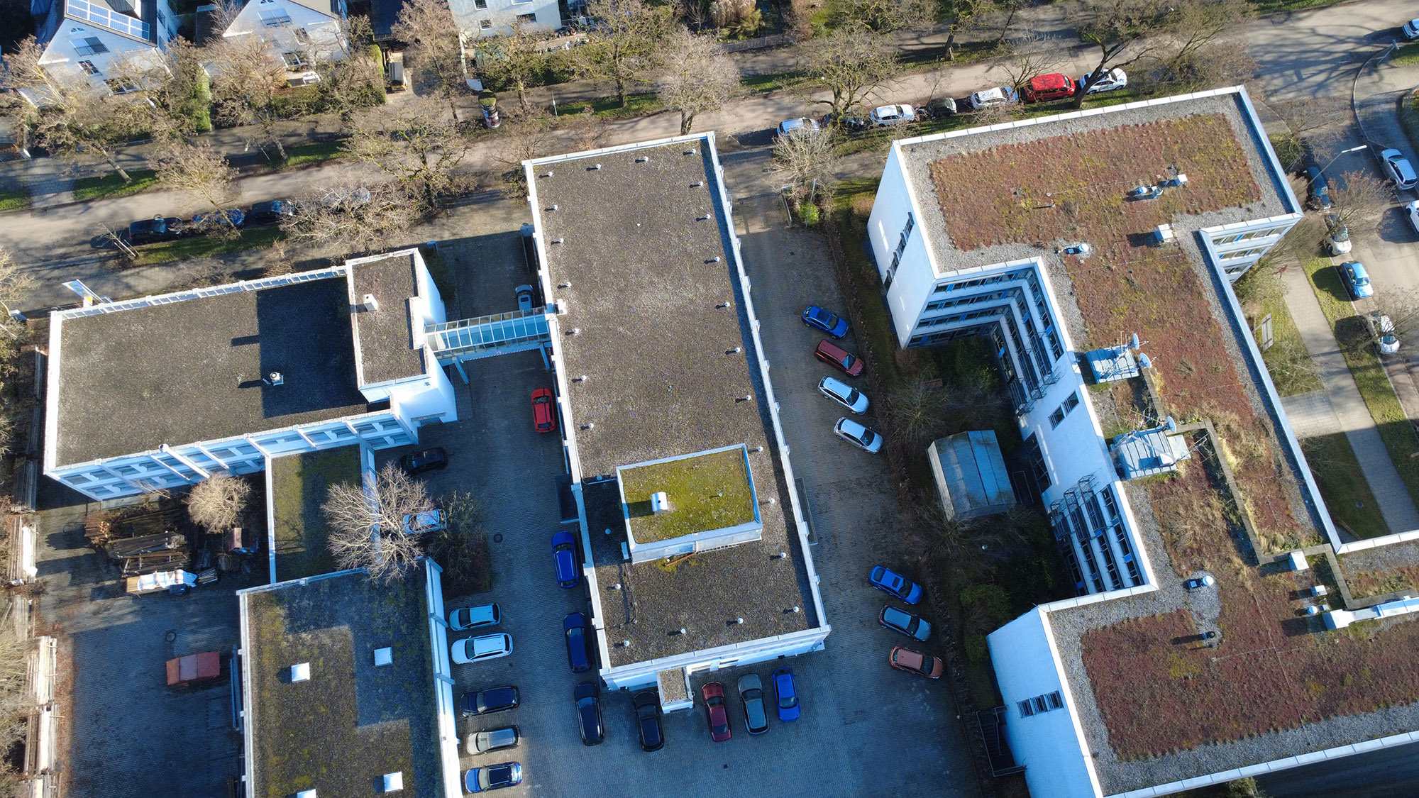 Lösungen für Gebäudesicherheit und Zeiterfassung - Gebäudekomplex aus der Luft